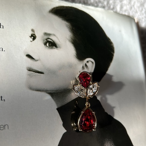 RUBY RED FANCY PEAR DROPS! SIGNED SWAROVSKI CRYSTAL GOLD DANGLE EARRINGS - Picture 2 of 12